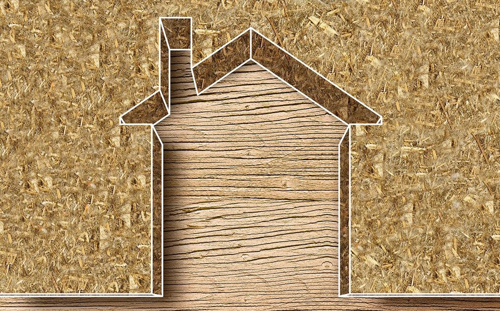 Model eines Hauses mit Holzfasern als Wärmedämmung von innen und außen