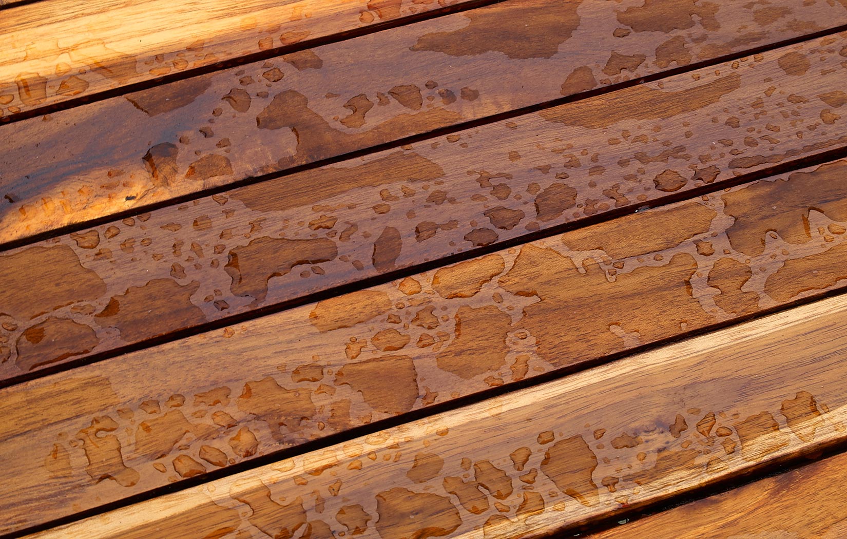 Ausschnitt von verregneten Terrassendielen aus Holz