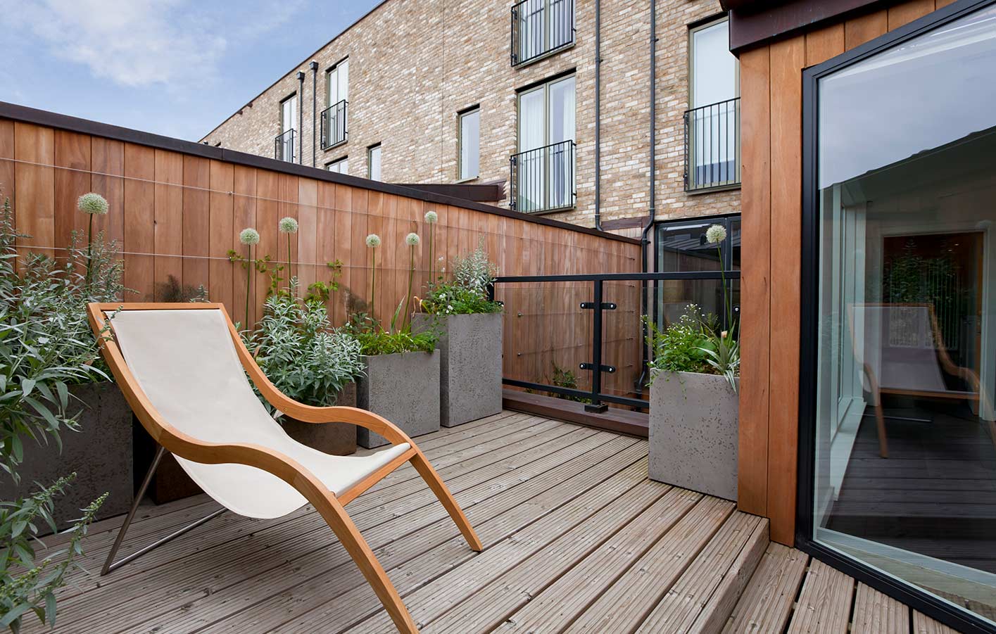 Terrasse mit hellen Holzdielen