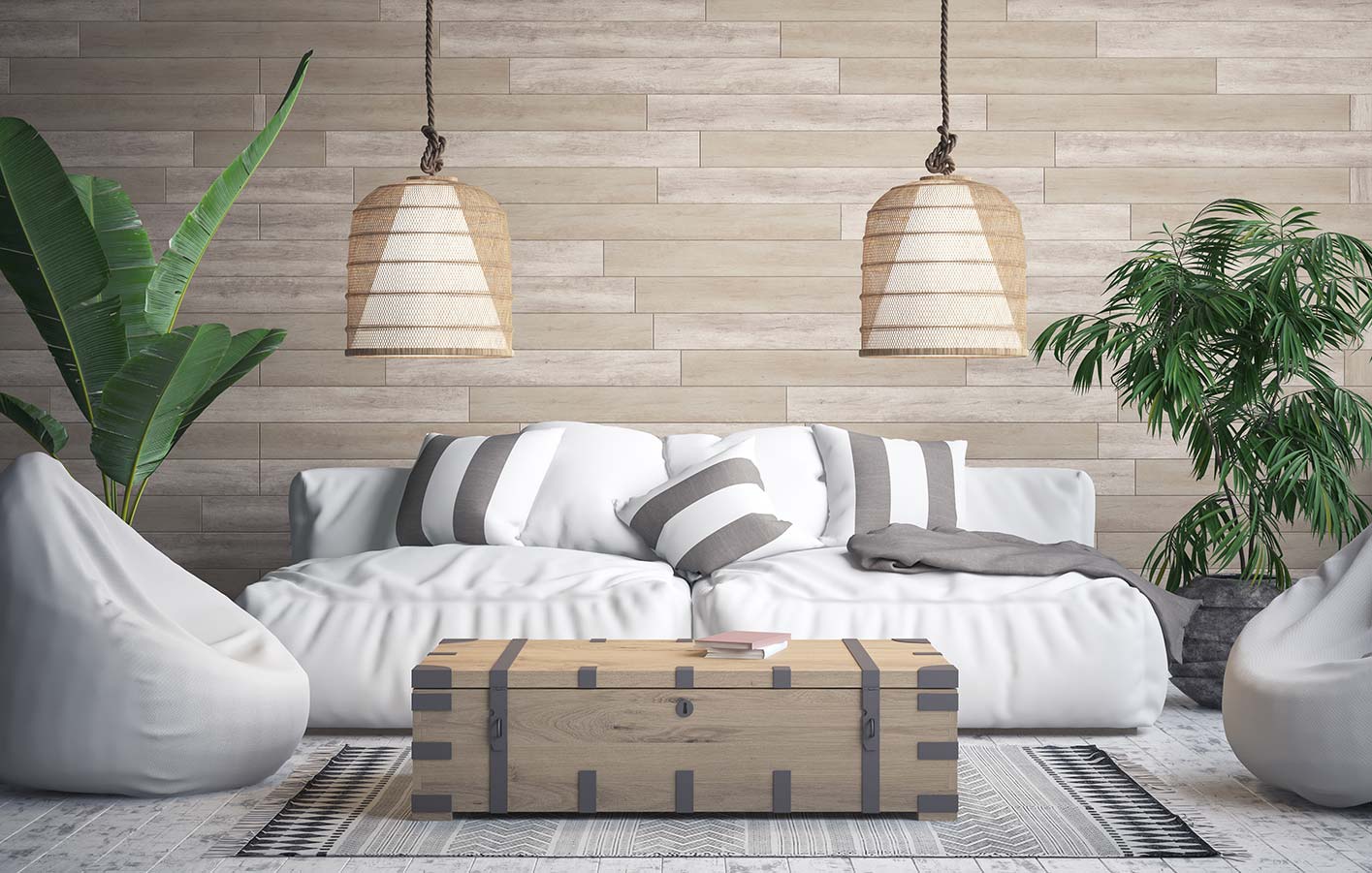 Eine weiße Couch vor einer Wand aus hellbraunen Holzpaneelen