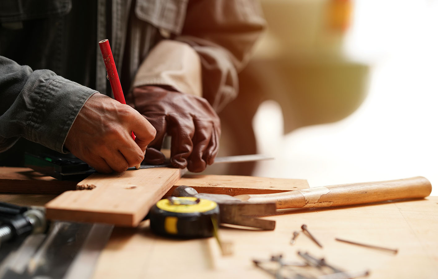 Ein Handwerker bearbeitet Holzbodendielen