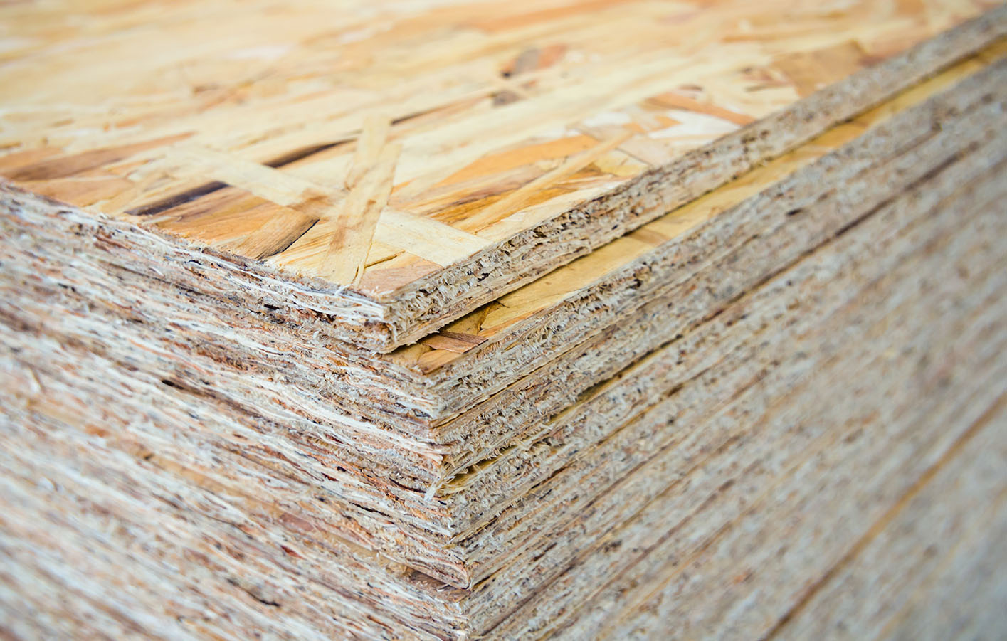 Ausschnitt eines Stapels OSB Holzplatten