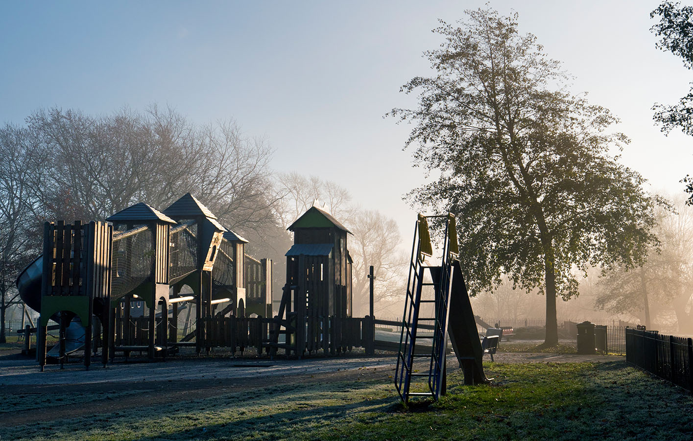 Großer Spielplatz mit Holzspielgeräten 