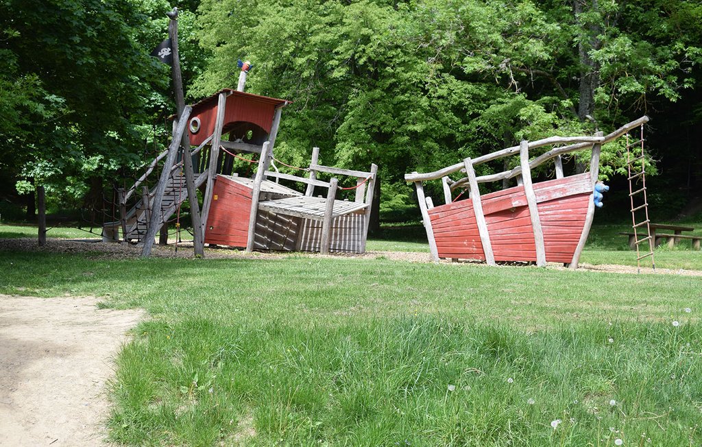 Spielplatz mit Holzgeräten in der Form eines Bootes