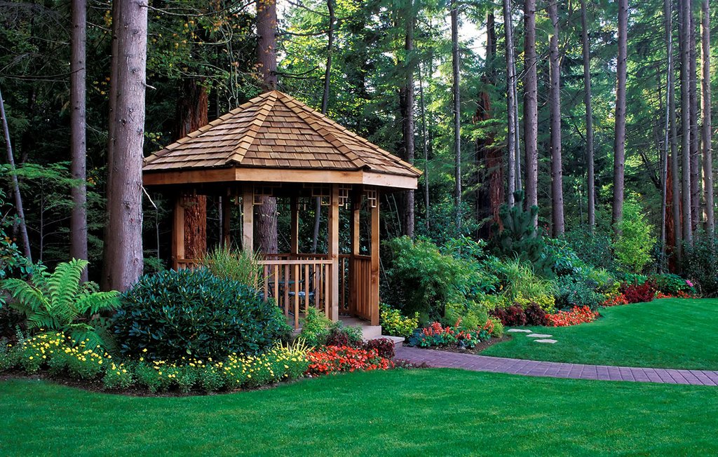 Holzpavillon in einem Garten