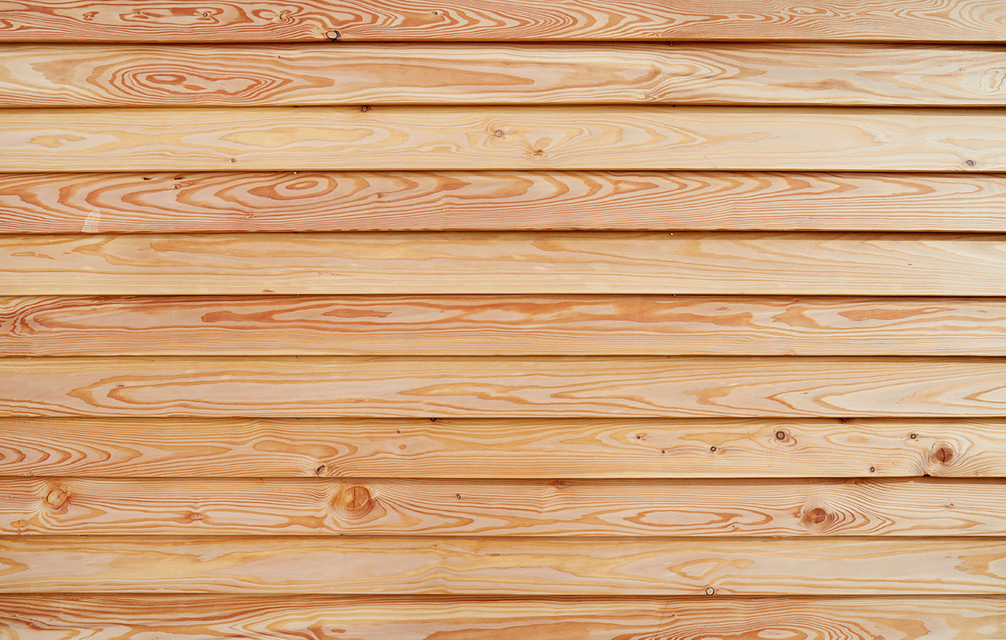 Ausschnitt einer Hausfassade aus Holzplatten