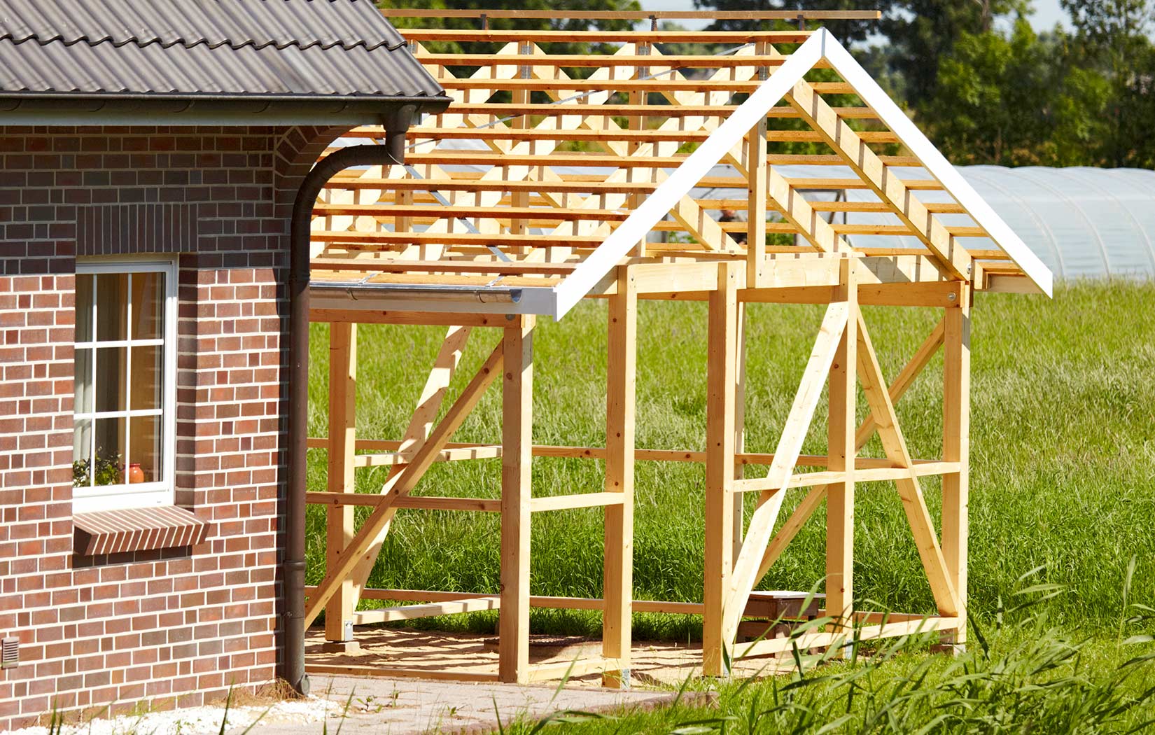 Gerüst eines Carports aus Holz