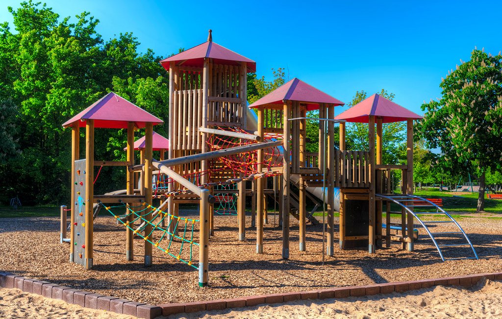 Spielplatz aus Holz in einem Park