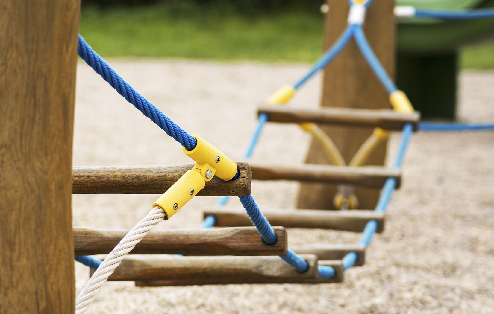 Ausschnitt einer Schaukel von einem Holzspielgerät 